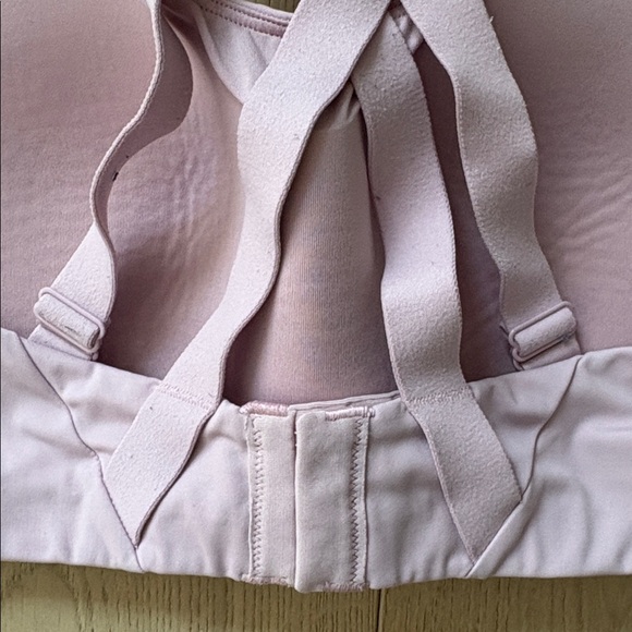 lululemon athletica Pale Pink Crisscross Back Sports Bra, size 34C - Picture 4 of 5